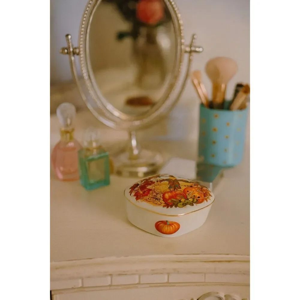VTG Royal Yarmouth Music trinket box “ Autumn Leaves “ 1986.